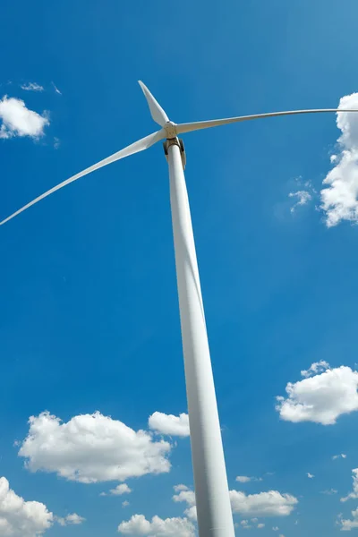 Stromerzeuger auf wolkenlosem Himmel - Windenergie- und Technologiekonzept — Stockfoto