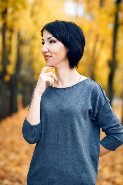 Beautiful woman posing in autumn city park, fall season, yellow leaves — Stock Photo, Image