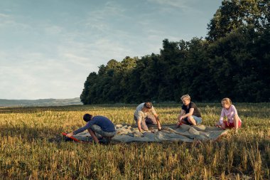 Aile gün batımı, güzel yaz manzara çadır kampı kurmak. Turizm, doğa yürüyüşü ve seyahat.