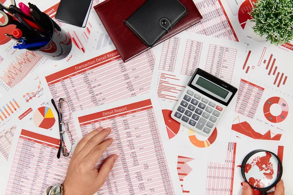 Bedrijfsrapporten, gegevenstabellen en grafieken-direct boven weergave van Office-tabel werkruimte. — Stockfoto