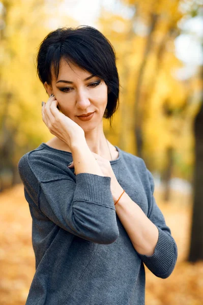 Beau portrait de femme dans le parc de la ville d'automne, saison d'automne, feuilles jaunes — Photo