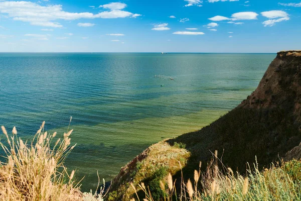 Wild Sea Coast, Wave och Hill-vackra sommar landskap och resekoncept, ljusa dag och himmel med moln — Stockfoto