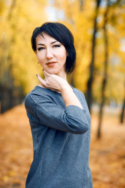 Mulher bonita posando no outono parque da cidade, temporada de outono, folhas amarelas — Fotografia de Stock