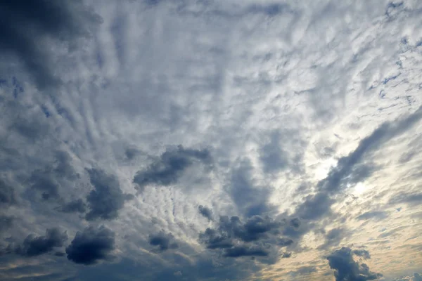 深蓝色的天空，以云彩为背景或纹理 — 图库照片