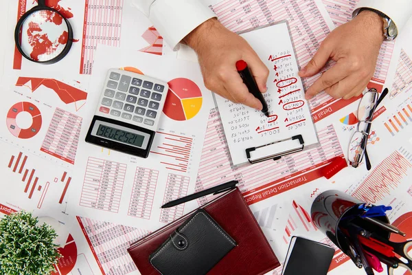 Vlakke top zicht van zakenman die werkt en de berekening van Finance, re — Stockfoto