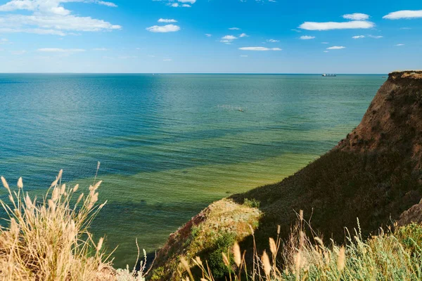 Wild Sea Coast, Wave och Hill-vackra sommar landskap och resekoncept, ljusa dag och himmel med moln — Stockfoto