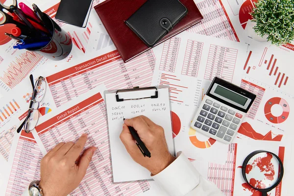 Bedrijfsrapporten, gegevenstabellen en grafieken-direct boven weergave van Office-tabel werkruimte. — Stockfoto