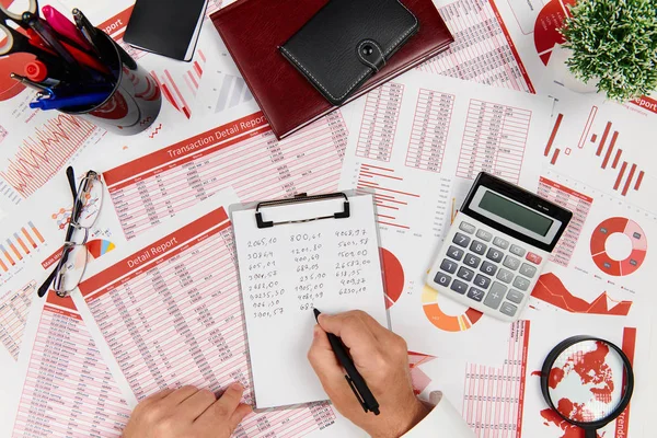 Bedrijfsrapporten, gegevenstabellen en grafieken-direct boven weergave van Office-tabel werkruimte. — Stockfoto