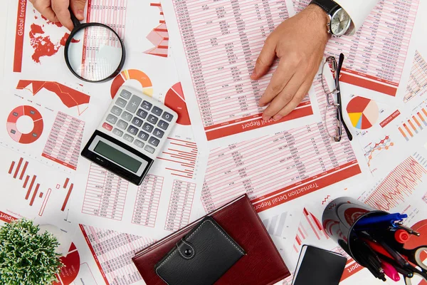 Vlakke top zicht van zakenman die werkt en de berekening van Finance, re — Stockfoto