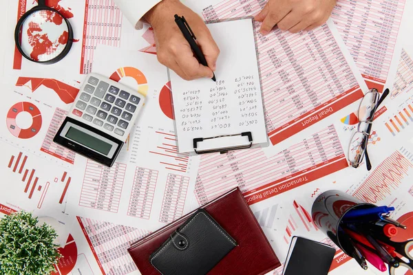 Vlakke top zicht van zakenman die werkt en de berekening van Finance, re — Stockfoto