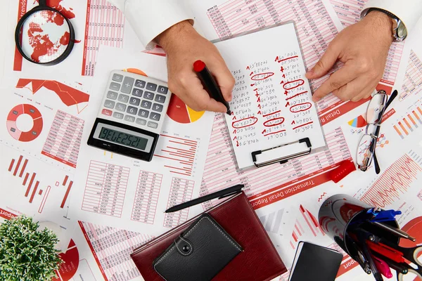 Vlakke top zicht van zakenman die werkt en de berekening van Finance, re — Stockfoto