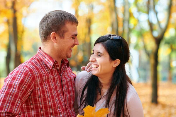 Šťastný pár na podzimním městském parku. Světlé žluté stromy a listy — Stock fotografie