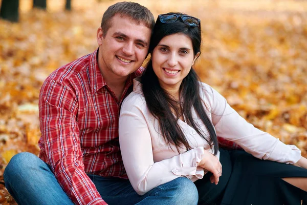 Happy couple portrait dans le parc de la ville d'automne. Feuilles et arbres jaune vif — Photo