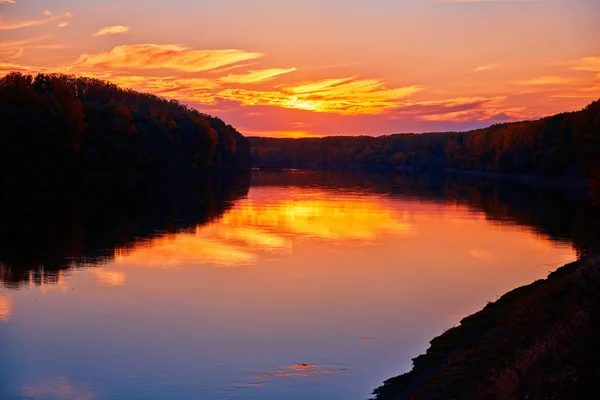 Magnifique coucher de soleil en automne - silhouette d'arbres près d'une rivière, lumière du soleil éclatante — Photo