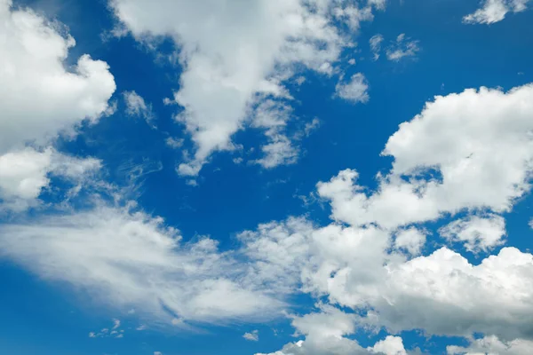 Helder blauwe hemel met wolken voor achtergrond of textuur — Stockfoto