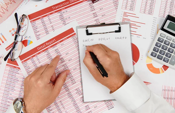 Vlakke top zicht van zakenman die werkt en de berekening van Finance, re — Stockfoto