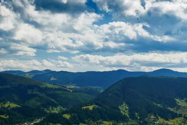 Abóboras em colinas - bela paisagem de verão, céu nublado em dia ensolarado brilhante. Montanhas Cárpatas. Ucrânia. A Europa. Fundo de viagem . — Fotografia de Stock