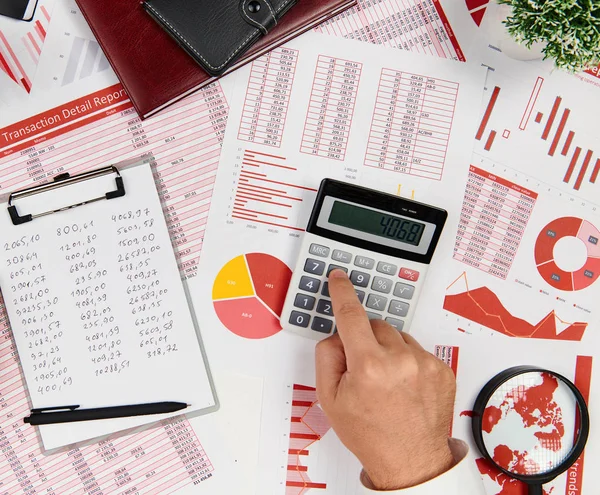 Vlakke top zicht van zakenman die werkt en de berekening van Finance, re — Stockfoto