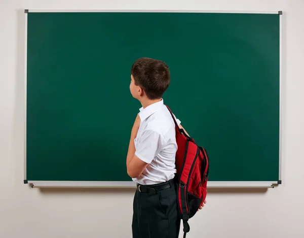 Portrait d'un écolier posant avec un sac à dos sur fond de tableau noir - concept de retour à l'école et d'éducation — Photo