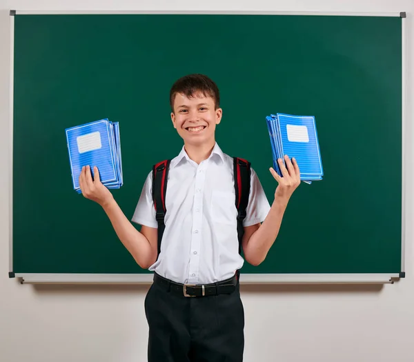 Portret chłopca szkolnego stwarzające z plecaka i materiałów szkolnych, tablica tła-powrót do szkoły i koncepcji edukacji — Zdjęcie stockowe