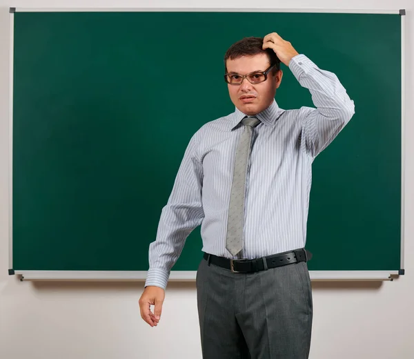 Ritratto di un insegnante con occhiali vecchio stile in posa su sfondo lavagna - ritorno a scuola e concetto di istruzione — Foto Stock