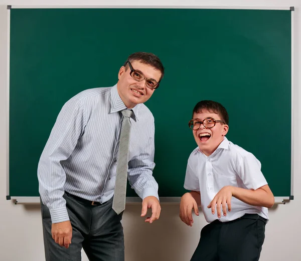 Ritratto di insegnante e scolaro con occhiali vecchio stile in posa su sfondo lavagna - ritorno al concetto di scuola e istruzione — Foto Stock