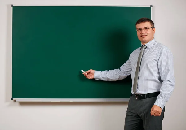 Porträtt av en man klädd som skollärare i affärs dräkt, poserar på Blackboard Background-inlärnings-och utbildningskonceptet — Stockfoto