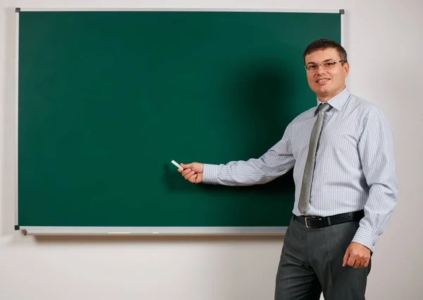 Portret mężczyzny przebranego za nauczyciela szkolnego w garniturze biznesowym, stwarzając w Tablica Background-Learning i koncepcji edukacji — Zdjęcie stockowe