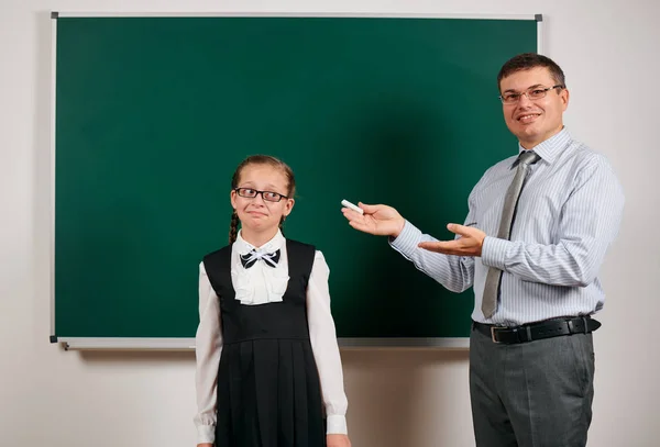 Potret seorang guru dan anak sekolah seperti murid yang sangat baik, berpose dengan latar belakang papan tulis - kembali ke sekolah dan konsep pendidikan — Stok Foto