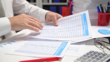 İş adamı çalışma ve hesaplama, okur ve raporlar yazar. Ofis çalışanı, Masa çekim. İş mali muhasebe kavramı.