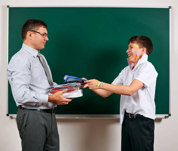 Portret nauczyciela i zabawny uczeń z niską dyscypliną. Uczeń bardzo emocjonalny, zabawy i bardzo szczęśliwy, stwarzając w tle tablicy-powrót do szkoły i koncepcji edukacji — Zdjęcie stockowe