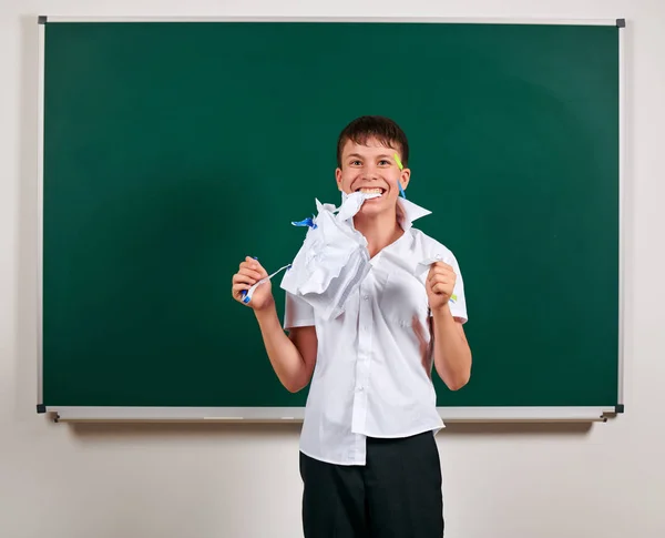 Porträtt av rolig elev. Skol pojke mycket känslosam, ha roligt och mycket glad, Blackboard Background-tillbaka till skolan och utbildning Concept — Stockfoto