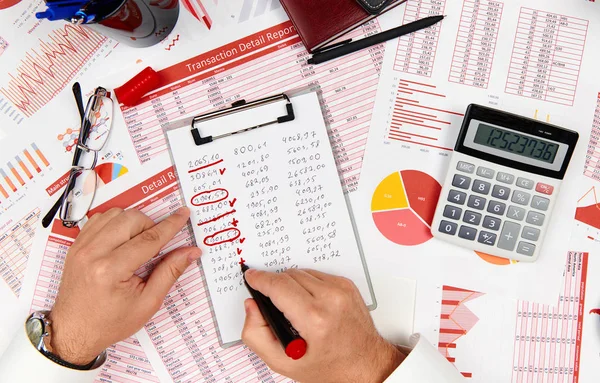 Vlakke top zicht van zakenman die werkt en de berekening van Finance, re — Stockfoto