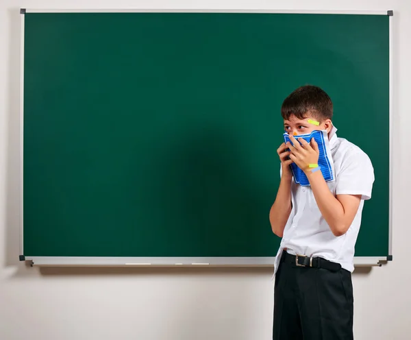 Retrato de aluno engraçado. Menino da escola muito emocional, se divertindo e muito feliz, fundo blackboard - de volta ao conceito de escola e educação — Fotografia de Stock