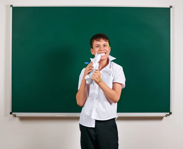 Porträtt av rolig elev. Skol pojke mycket känslosam, ha roligt och mycket glad, Blackboard Background-tillbaka till skolan och utbildning Concept — Stockfoto