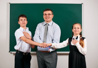 Bir öğretmen ve öğrenci portresi, tahta arka planda poz - geri okul ve eğitim kavramı