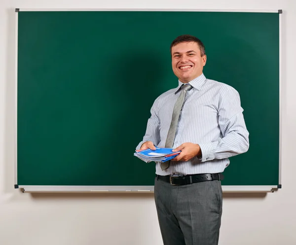 Retrato de um homem como professor, posando no quadro escolar - conceito de aprendizagem e educação — Fotografia de Stock