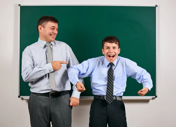 Portret van een man en jongen gekleed in een business suits in de buurt van Blackboard achtergrond, ze hebben plezier-leren en onderwijsconcept — Stockfoto