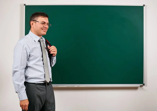 Retrato de un hombre como profesor, posando en el fondo de la junta escolar - concepto de aprendizaje y educación — Foto de Stock