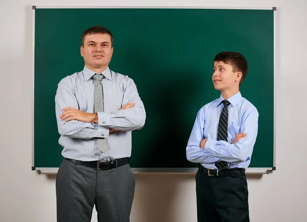 Ritratto di un uomo e di un ragazzo in giacca e cravatta vicino alla lavagna - concetto di apprendimento ed educazione — Foto Stock