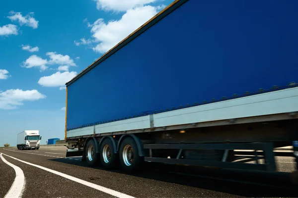 Camión de carga de entrega comercial en tráfico de carretera — Foto de Stock