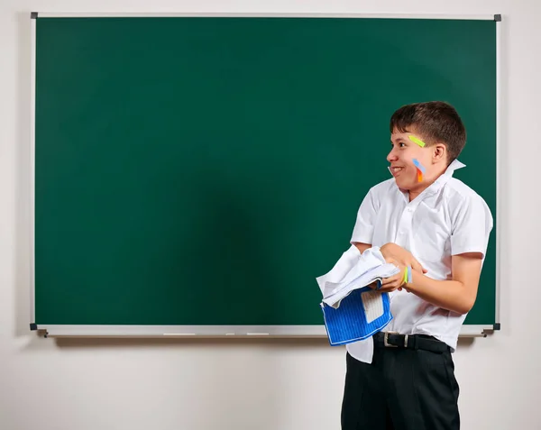 Porträt eines lustigen Schülers. Schuljunge sehr emotional, lustig und sehr glücklich, Tafel-Hintergrund - zurück zum Schul- und Bildungskonzept — Stockfoto