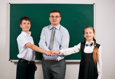 Bir öğretmen ve öğrenci portresi, tahta arka planda poz - geri okul ve eğitim kavramı