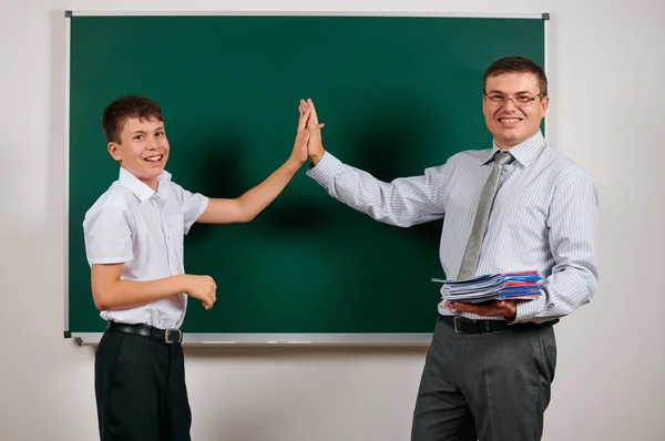 Porträtt av en lärare och skolpojke som spelar på Blackboard Background-tillbaka till skolan och utbildningskonceptet — Stockfoto