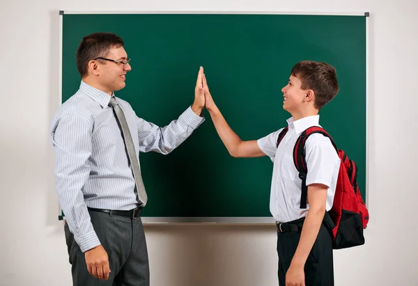 Porträtt av en lärare och skolpojke som spelar på Blackboard Background-tillbaka till skolan och utbildningskonceptet — Stockfoto
