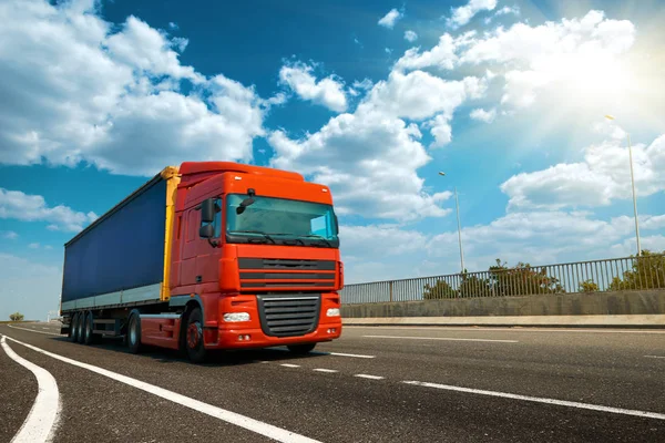 Camión rojo está en la carretera - negocio, comercial, transporte de carga — Foto de Stock