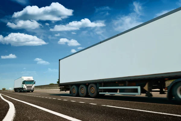 White truck is on highway - business, commercial, cargo transportation concept, clear and blank space on the side view — Stock Photo, Image