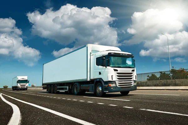 White truck is on highway - business, commercial, cargo transportation concept, clear and blank space on the side view — Stock Photo, Image