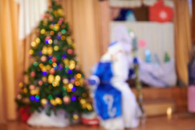 baba don noel ağacı, noel ışıkları ve tatil kavramı yakınında