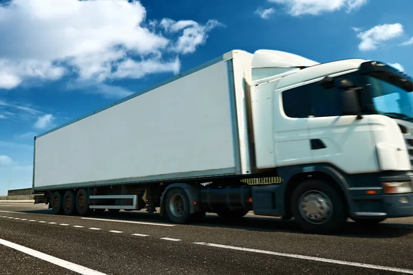 Camión blanco y contenedor está en la carretera - negocio, comercial, concepto de transporte de carga, espacio libre y en blanco en la vista lateral — Foto de Stock